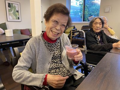 リラックスした食堂の利用者