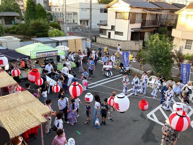 地域と交流するイベント風景 中庭 活気に満ちた中庭で開かれるイベントに参加し、地域の方々と触れ合う機会です。心温まるケアを一緒に創りましょう。