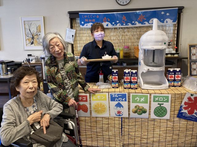 手作りのおやつと笑顔の食堂 食堂 明るい雰囲気の中で利用者と触れ合う、充実した日々を過ごせる職場です。