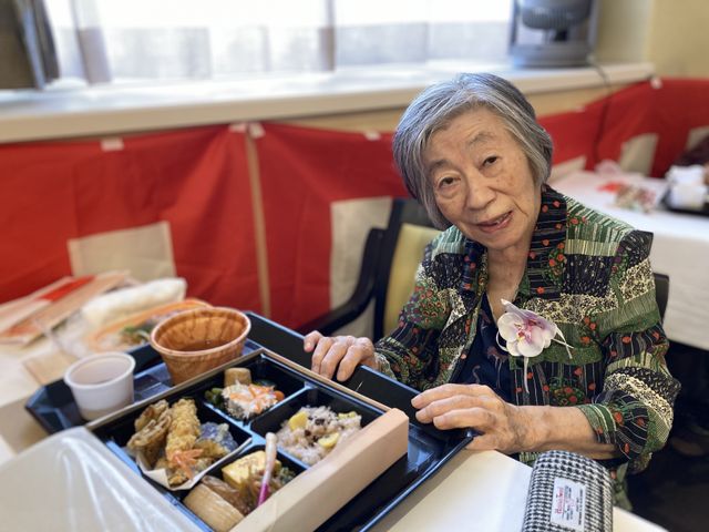 利用者との食事風景 食堂 暖かい雰囲気の中で、利用者様の食事のサポートを行うやりがいのある仕事です。
