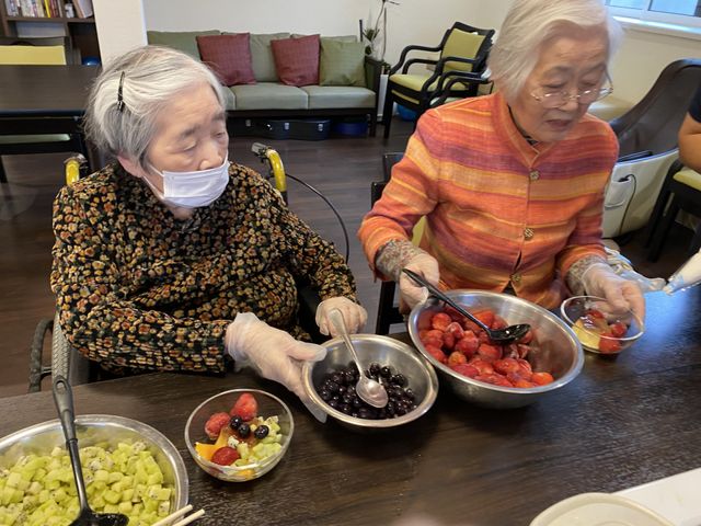 食事準備の風景食堂 食堂 利用者様と一緒に食事の時間を彩る、やりがいのある食事サービスのシーンを体感できます。