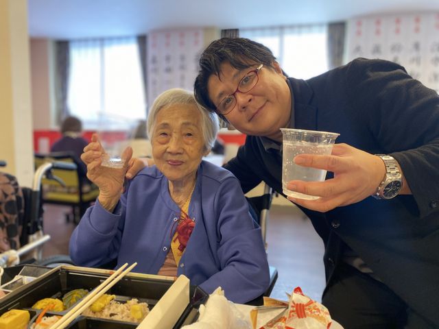 入居者とスタッフの様子 スタッフイメージ 入居者とスタッフが笑顔で交流を楽しむ、温かな雰囲気です。