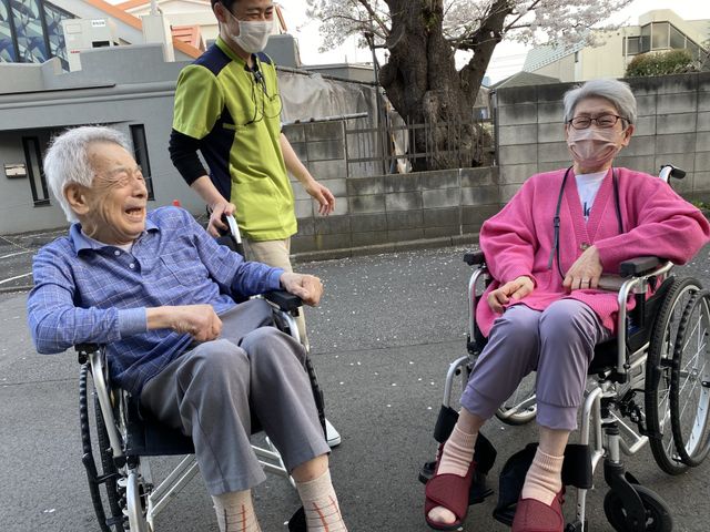 笑顔で介護するスタッフ 中庭 暖かな対応で入居者様と共に過ごせる、やりがいのある職場です。