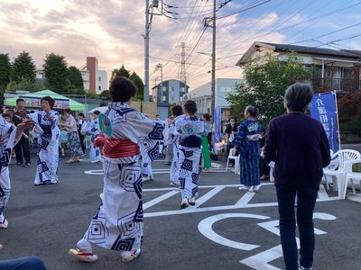 スタッフと共に踊るイベント