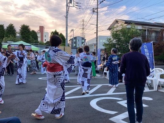 スタッフと共に踊るイベント