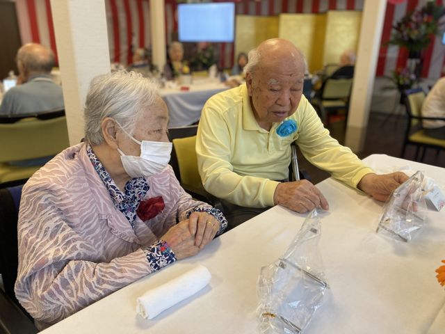 楽しそうな様子の食堂 食堂 広々とした明るい食堂で、穏やかなひとときを過ごせます。共に談笑し、リラックスした時間を楽しんでいます。
