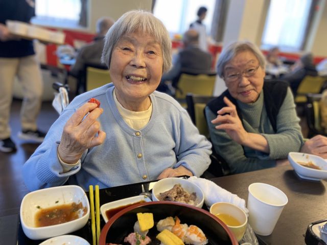 楽しい食事の支援 食堂 温かい雰囲気の食堂で、入居者様の楽しい食事の時間をサポートしてくださる仲間を募集中です。