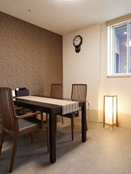 シンプルな居室のテーブル