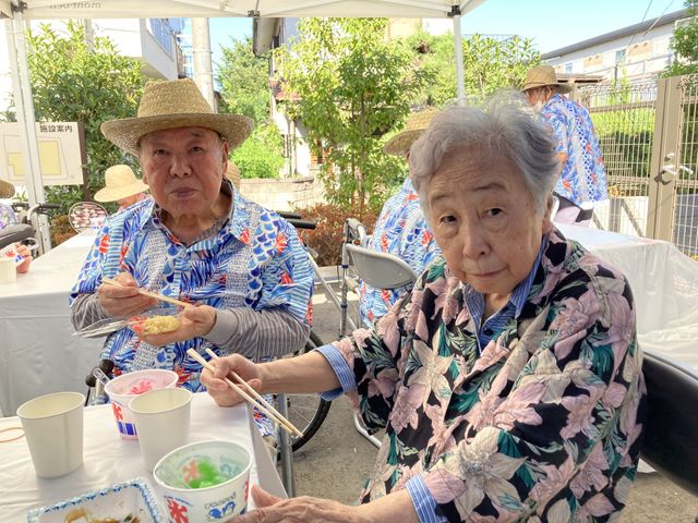 洋室のダイニングセット 中庭 居住者の方々が日常を楽しみ、笑顔で過ごす様子を支えるお仕事です。あたたかな交流が生まれる場を提供します。