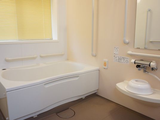 手すり付き浴室の内観