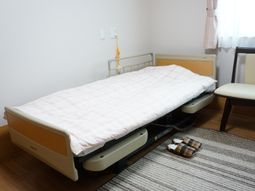 清潔な居室のベッド