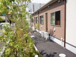 茶色の壁の建物と緑植物