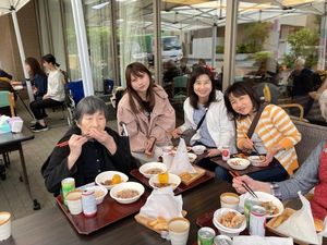 スタッフと利用者の食事風景