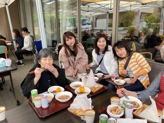 スタッフと利用者の食事風景