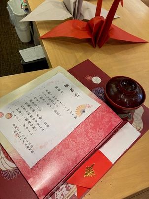 折り紙飾りの机上