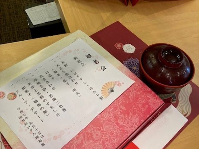 折り紙飾りの机上 ダイニングルーム 折り紙が飾られたテーブルでは、季節感あふれる色彩により、居心地の良さを感じられます。