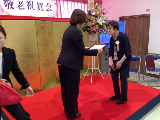 和やかな祝賀会の様子