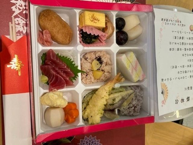 お祝いの料理盛り合わせ 料理 色鮮やかなお祝いの料理が一堂に並び、特別なひとときを演出します。細やかさが光る盛り付けです。