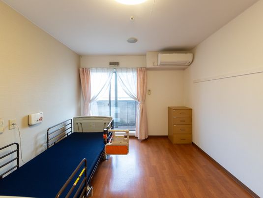 明るい居室のベッド  