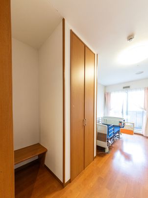 明るい居室の収納とベッド  