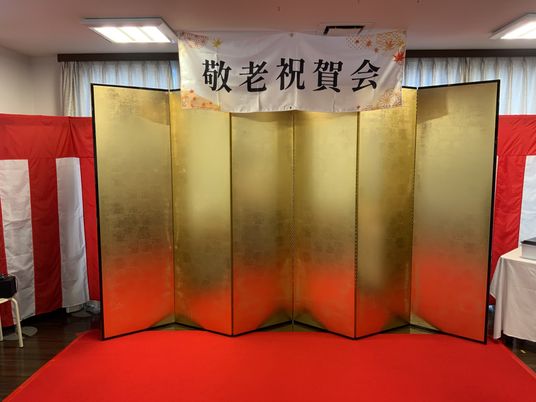 金屏風のある室内