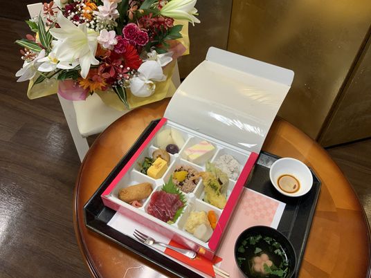 お祝いの食事と花のテーブル