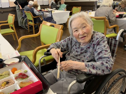 車椅子に座る食堂