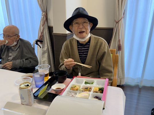 明るい食事風景