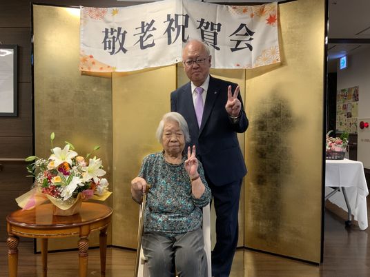 華やかな祝賀会の様子