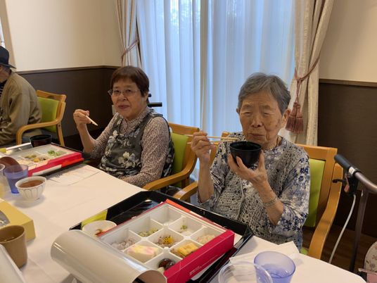 くつろぎの食事風景