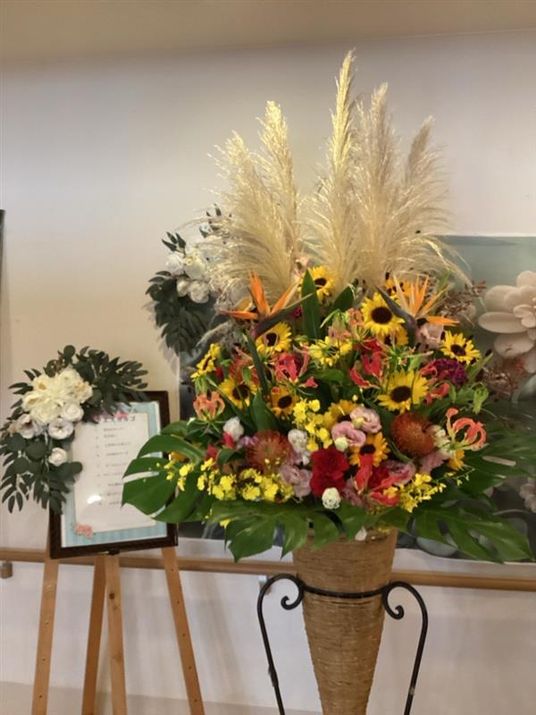 華やかな生け花の展示