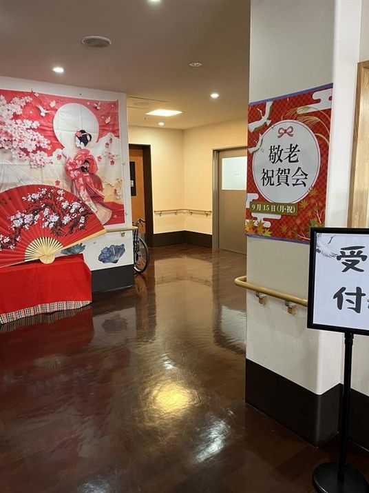 イベントの飾り付けがある廊下