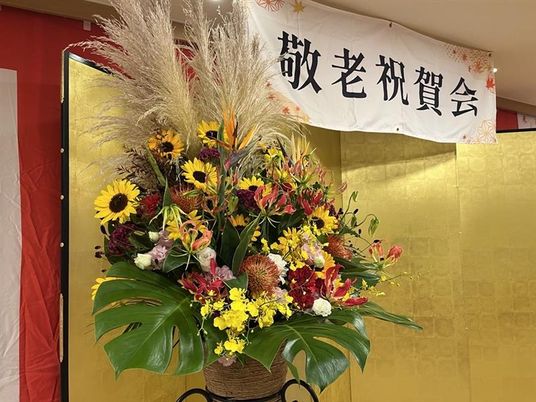 華やかな花のディスプレイ