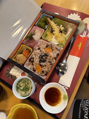 華やかな食事の膳