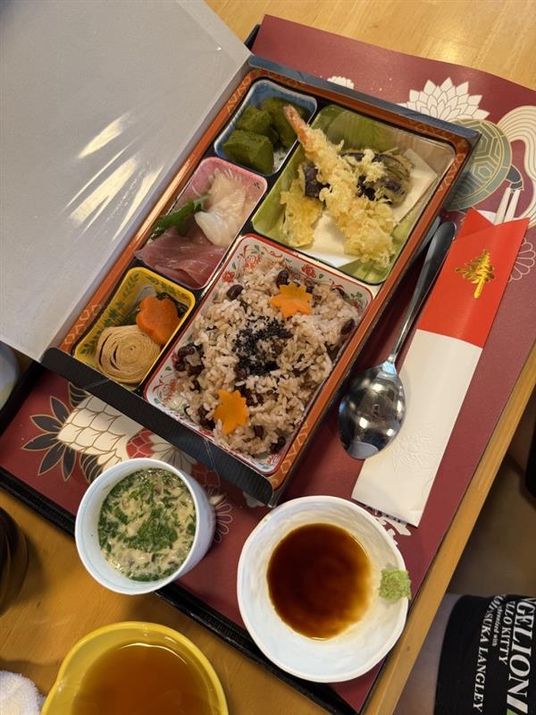 華やかな食事の膳