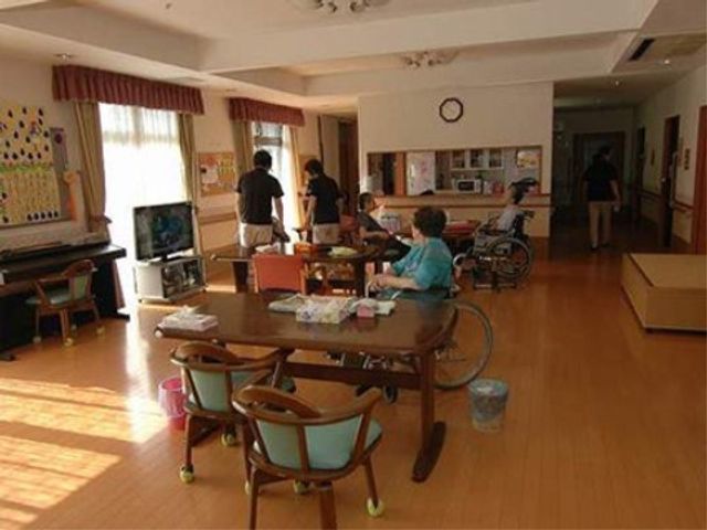 スタッフの介護作業風景 ラウンジ 穏やかな雰囲気のラウンジで、利用者様のサポートを行うスタッフを募集しています。