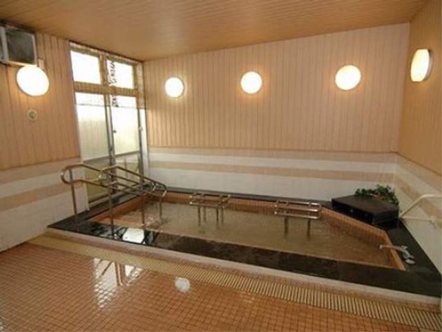 ゆったりとした浴室 浴室 清掃や安全管理が行き届いた広々とした浴室で、ご利用者様の快適な入浴サポートをお任せします。
