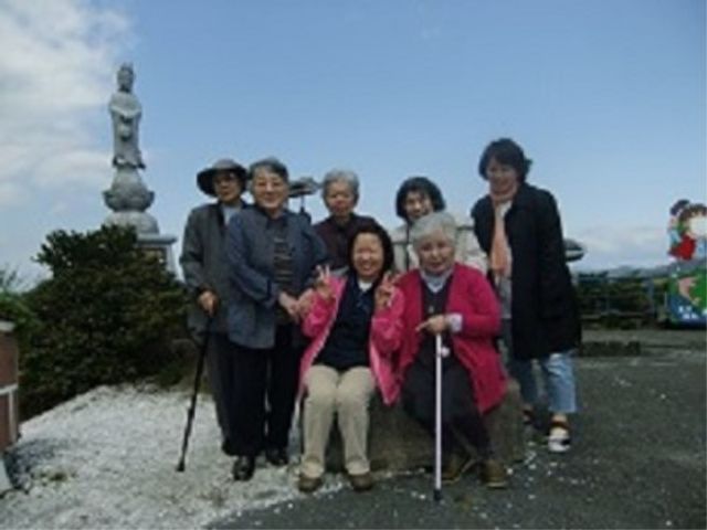 元気な様子の集合写真 庭 明るく和やかな雰囲気の中で、ご利用者と共に穏やかな時間を過ごす、やりがいのある職場です。