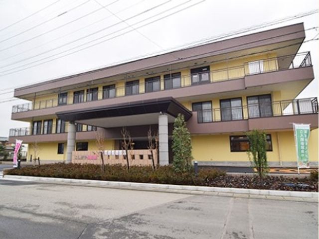 外観を写した建物 外観 モダンなデザインの落ち着いた色合いの建物です。広々としたエントランスが、訪れる人を温かく迎えます。