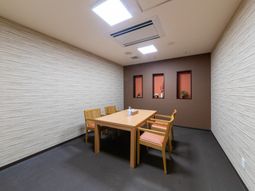 落ち着いた個室の食堂  