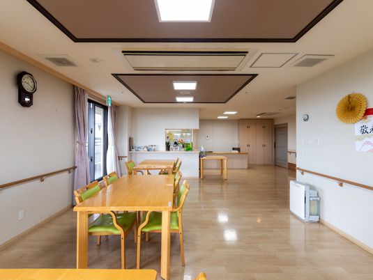 明るい食堂のテーブル席  