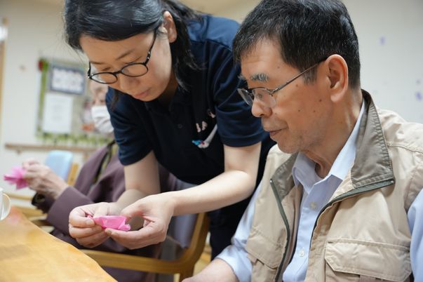 折り紙を楽しむ様子