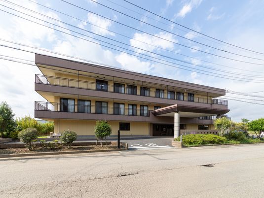 明るい外観の建物  