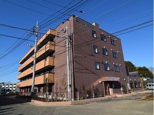 茶色の建物の外観
