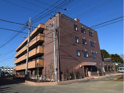 茶色の建物の外観