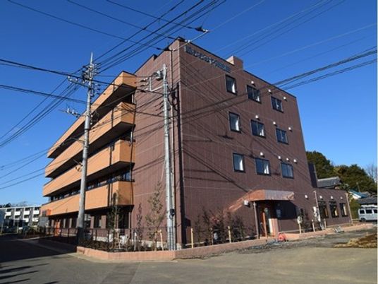 茶色の建物の外観