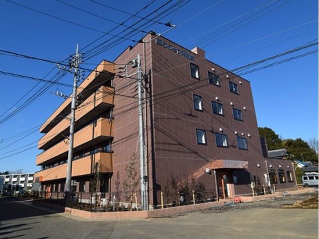 茶色の建物の外観 外観 広々とした道路に面した落ち着いた色合いの建物です。快適な仕事環境をお探しの方におすすめです。