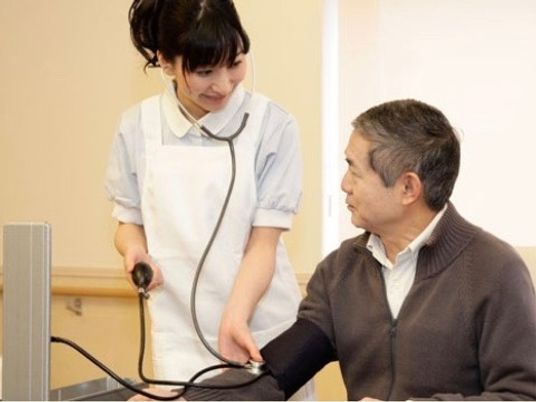健康管理するスタッフと利用者