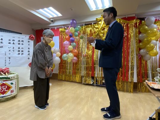 介護者と利用者の和やかな会話