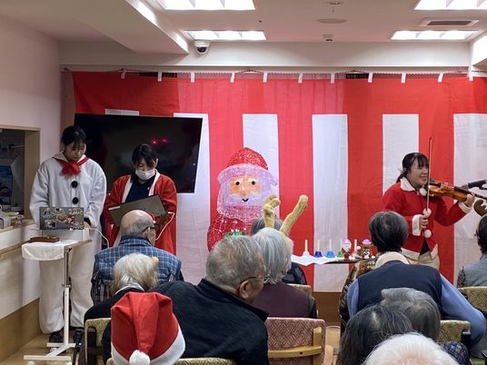 音楽演奏が行われている室内